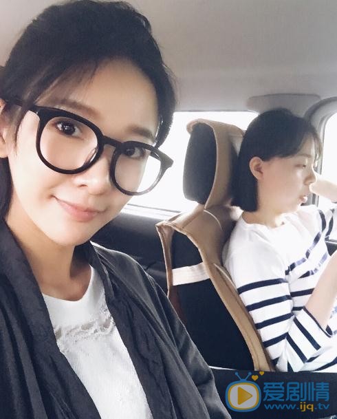 王小橙与人合照 王小橙高清写真_王小橙高清剧照