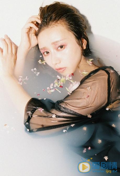 谭湘君水中写真 谭湘君高清写真_谭湘君高清剧照