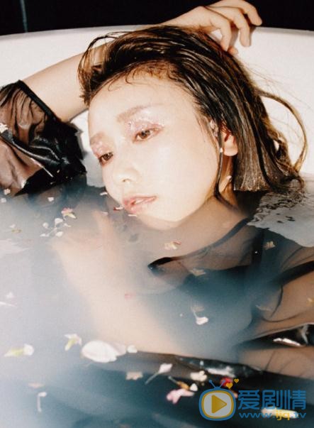 谭湘君水中写真 谭湘君高清写真_谭湘君高清剧照