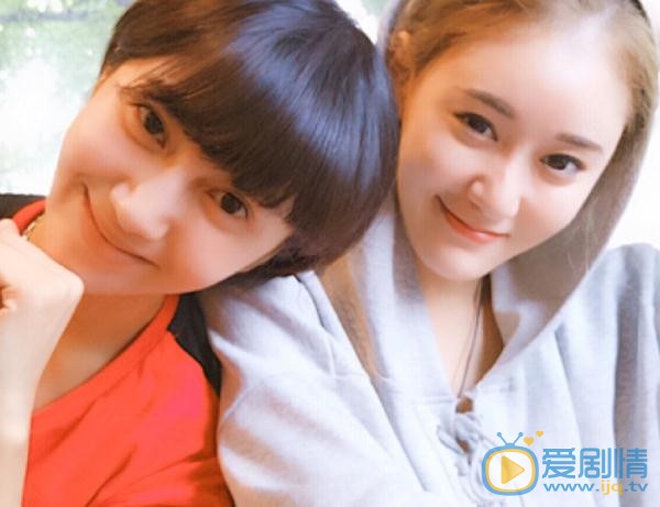 游乐儿与人合照 游乐儿高清写真_游乐儿高清剧照