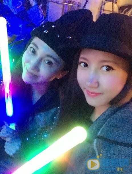 游乐儿与人合照 游乐儿高清写真_游乐儿高清剧照