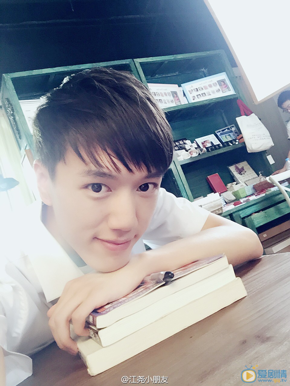 江屹尘白衣少年写真 江屹尘高清写真_江屹尘高清剧照