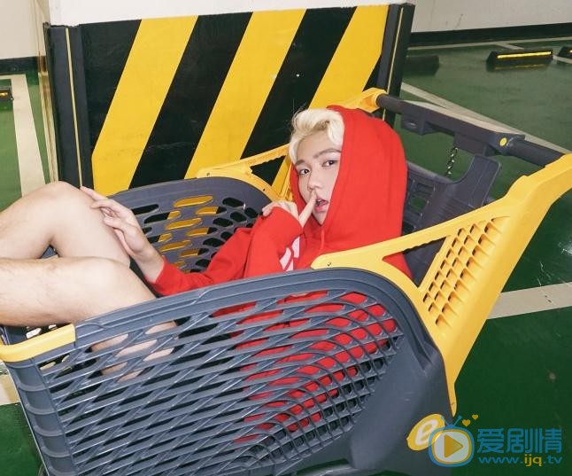 马力红衣写真 马力高清写真_马力高清剧照