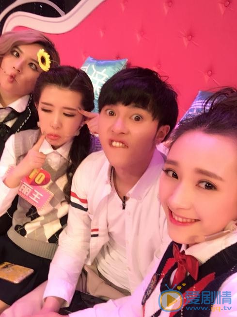 程慕轩与人合照 程慕轩高清写真_程慕轩高清剧照