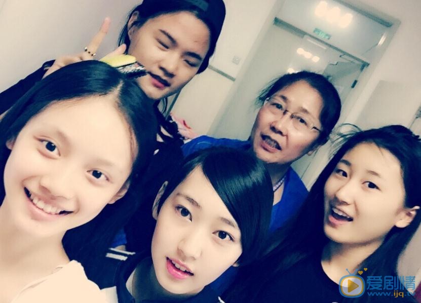 孙伊涵与人合照 孙伊涵高清写真_孙伊涵高清剧照