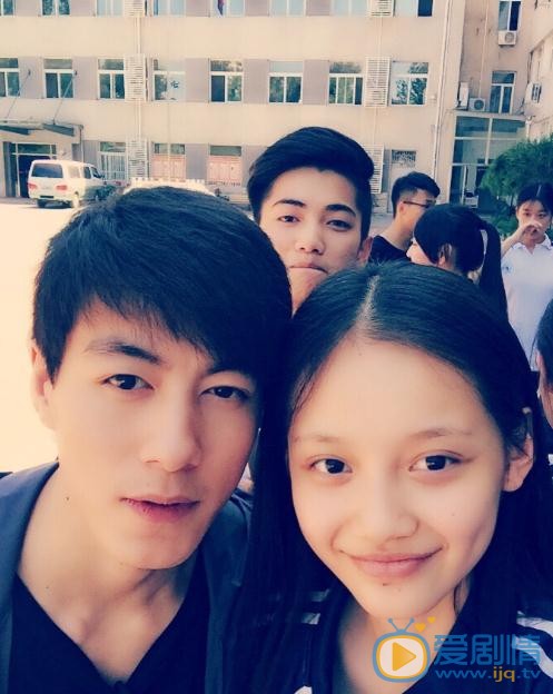 孙伊涵与人合照 孙伊涵高清写真_孙伊涵高清剧照