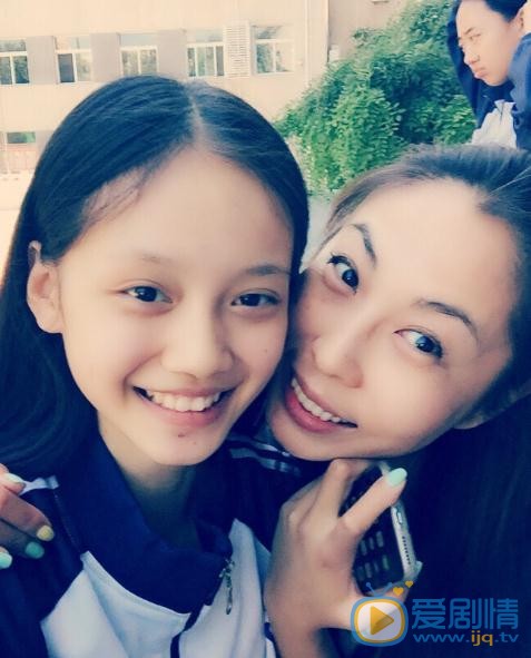 孙伊涵与人合照 孙伊涵高清写真_孙伊涵高清剧照