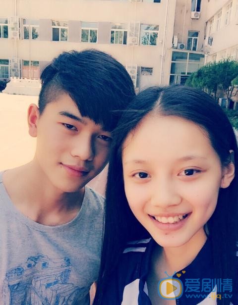 孙伊涵与人合照 孙伊涵高清写真_孙伊涵高清剧照