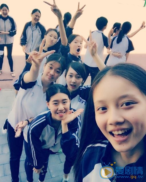 孙伊涵与人合照 孙伊涵高清写真_孙伊涵高清剧照
