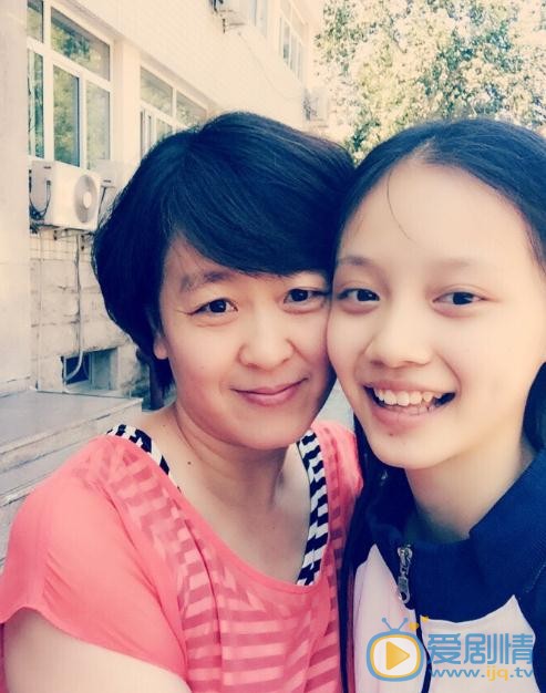 孙伊涵与人合照 孙伊涵高清写真_孙伊涵高清剧照