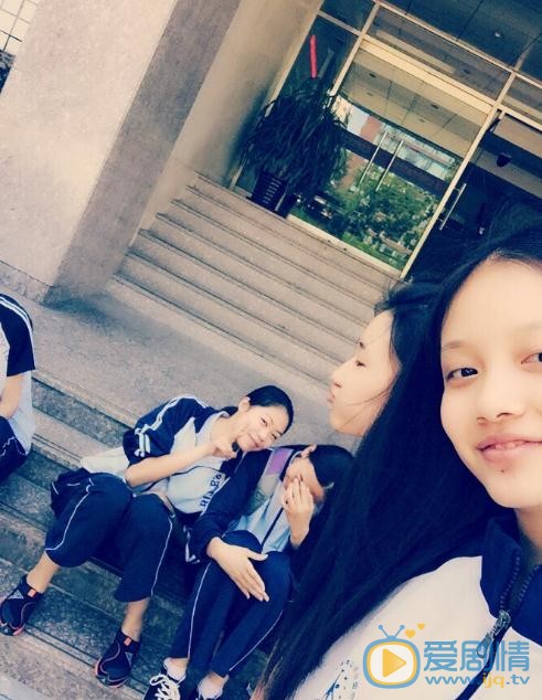 孙伊涵与人合照 孙伊涵高清写真_孙伊涵高清剧照