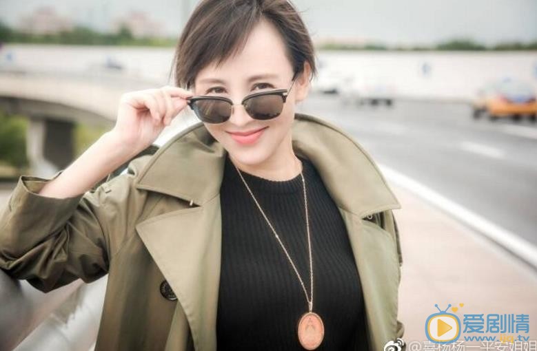 岳丽娜时尚街拍 岳丽娜高清写真_岳丽娜高清剧照