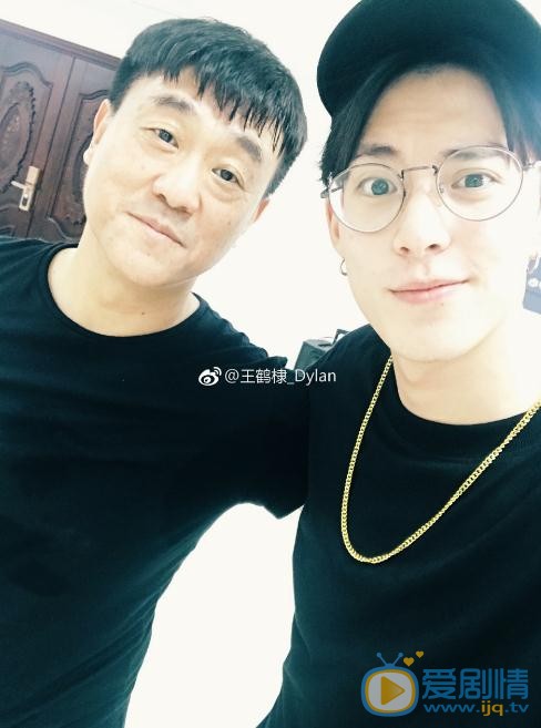 王鹤棣与人合照 王鹤棣高清写真_王鹤棣高清剧照