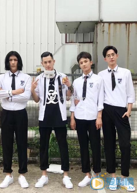 王鹤棣与人合照 王鹤棣高清写真_王鹤棣高清剧照