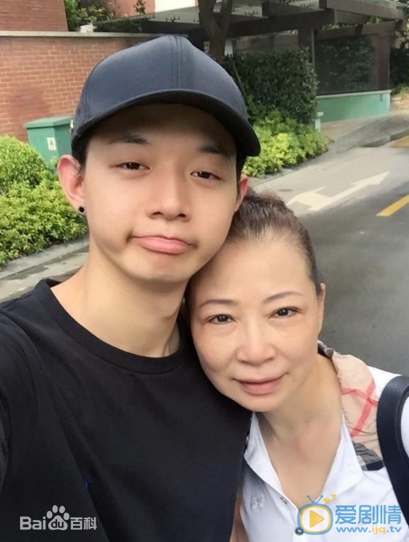 霍尊家人合照 霍尊高清写真_霍尊高清剧照