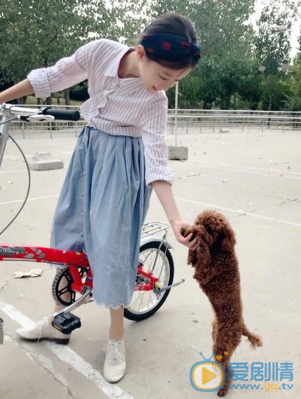 纪姿含与宠物合照 纪姿含高清写真_纪姿含高清剧照