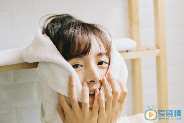 李依伊素颜背心写真 李依伊高清写真_李依伊高清剧照
