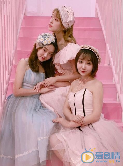 张鹤怡与人合照 张鹤怡高清写真_张鹤怡高清剧照