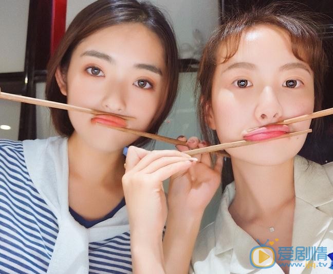 张鹤怡与人合照 张鹤怡高清写真_张鹤怡高清剧照