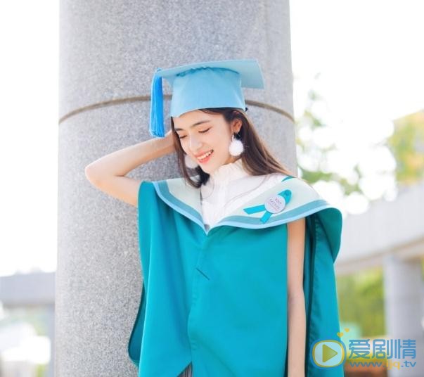 张鹤怡学士服写真 张鹤怡高清写真_张鹤怡高清剧照