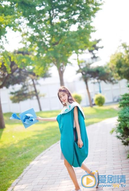 张鹤怡学士服写真 张鹤怡高清写真_张鹤怡高清剧照