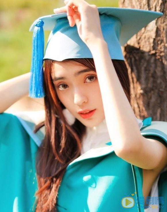 张鹤怡学士服写真 张鹤怡高清写真_张鹤怡高清剧照