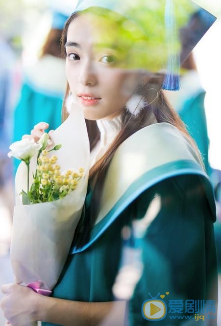 张鹤怡学士服写真 张鹤怡高清写真_张鹤怡高清剧照