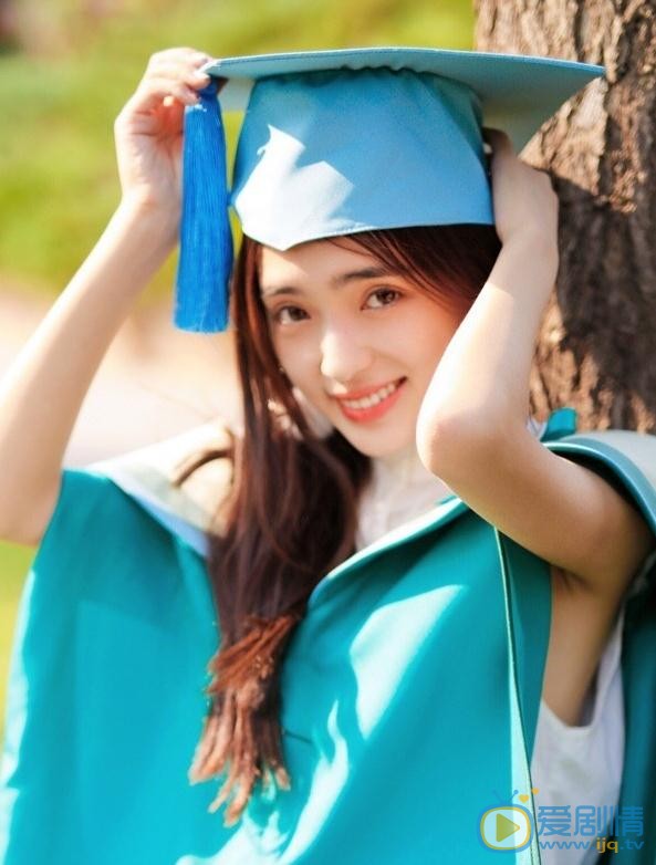 张鹤怡学士服写真 张鹤怡高清写真_张鹤怡高清剧照