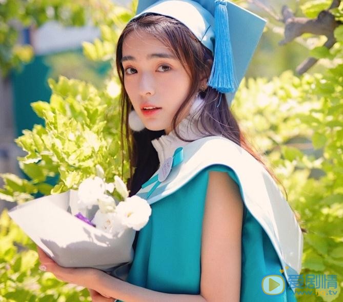 张鹤怡学士服写真 张鹤怡高清写真_张鹤怡高清剧照