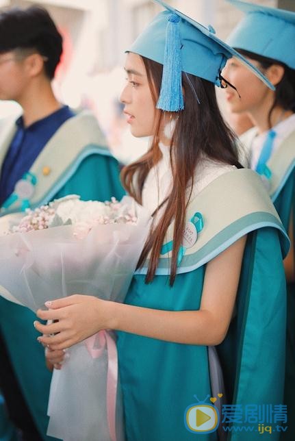 张鹤怡学士服写真 张鹤怡高清写真_张鹤怡高清剧照