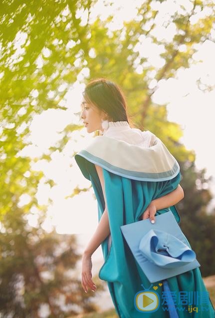 张鹤怡学士服写真 张鹤怡高清写真_张鹤怡高清剧照