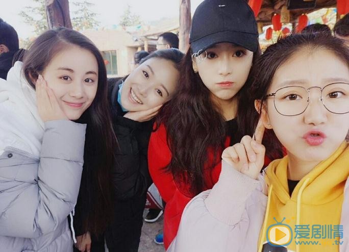杨宛翊与人合照 杨宛翊高清写真_杨宛翊高清剧照