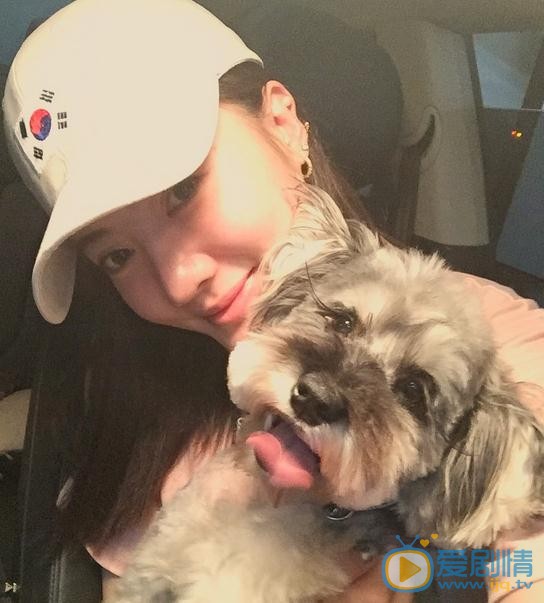李晨熙与宠物合照 李晨熙高清写真_李晨熙高清剧照