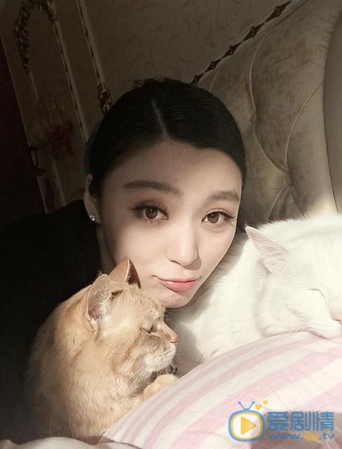 王亚楠宠物合照 王亚楠高清写真_王亚楠高清剧照