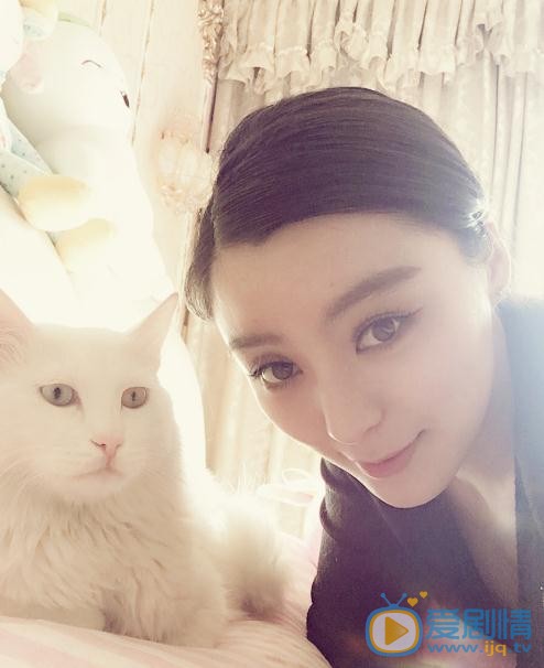 王亚楠宠物合照 王亚楠高清写真_王亚楠高清剧照