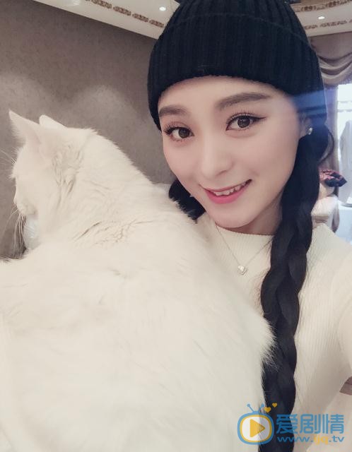 王亚楠宠物合照 王亚楠高清写真_王亚楠高清剧照