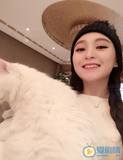 王亚楠宠物合照 王亚楠高清写真_王亚楠高清剧照