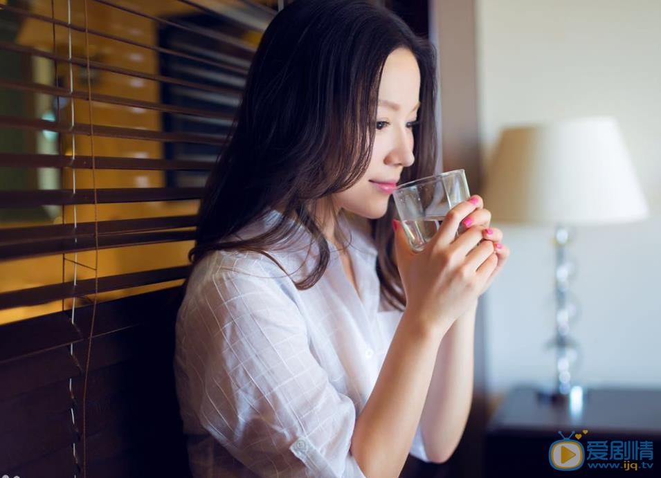 王紫伊唯美街拍 王紫伊高清写真_王紫伊高清剧照