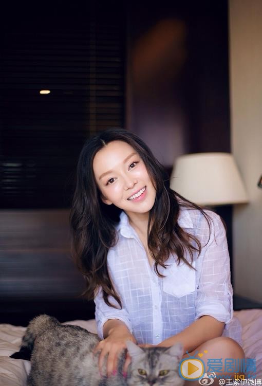 王紫伊唯美街拍 王紫伊高清写真_王紫伊高清剧照