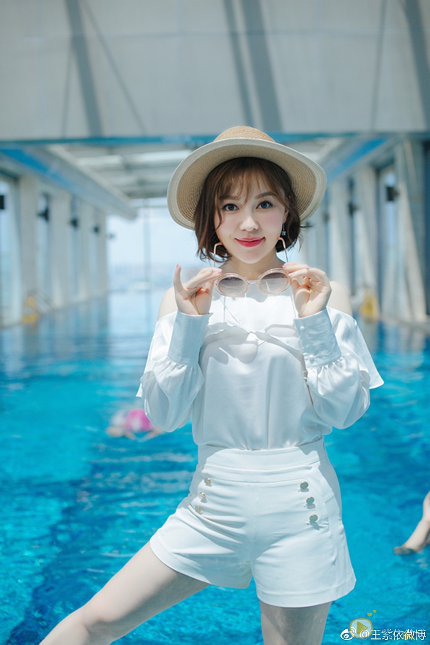 王紫伊唯美街拍 王紫伊高清写真_王紫伊高清剧照