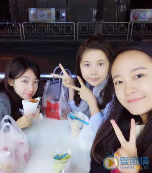 王佳慧与人合照 王佳慧高清写真_王佳慧高清剧照