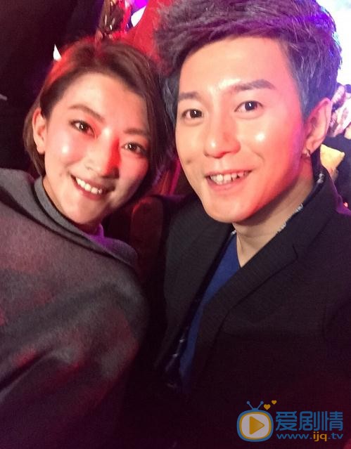 祁汉与人合照 祁汉高清写真_祁汉高清剧照
