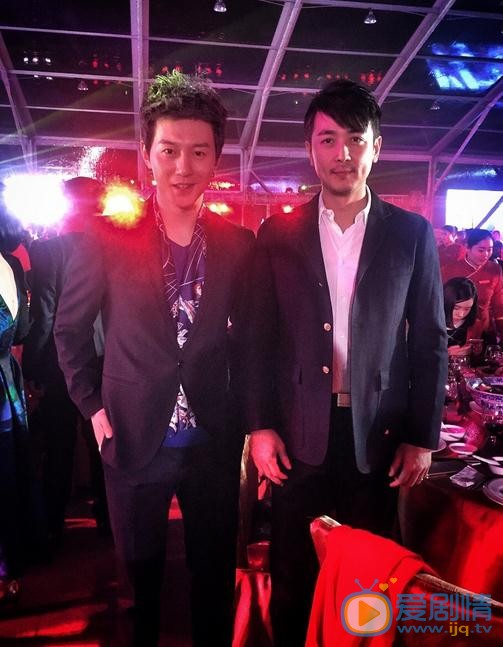 祁汉与人合照 祁汉高清写真_祁汉高清剧照
