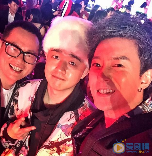 祁汉与人合照 祁汉高清写真_祁汉高清剧照