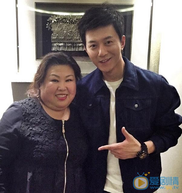 祁汉与人合照 祁汉高清写真_祁汉高清剧照