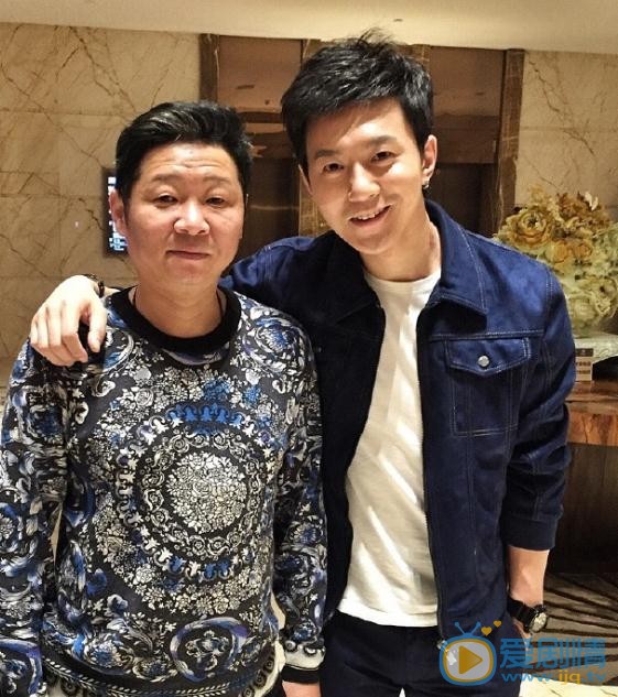 祁汉与人合照 祁汉高清写真_祁汉高清剧照