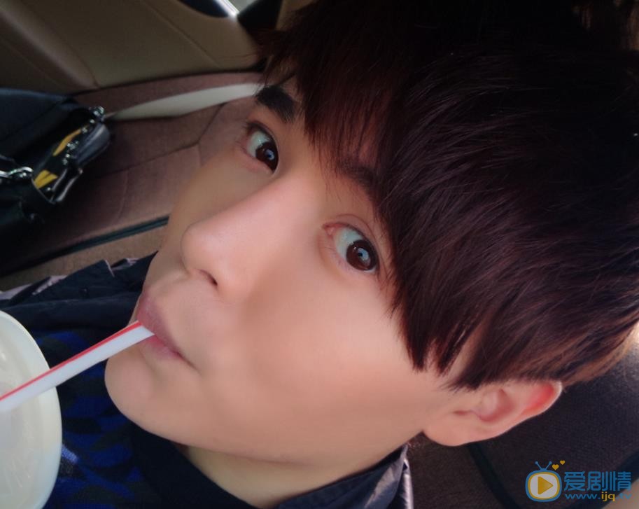 张嘉佑生活照 张嘉佑高清写真_张嘉佑高清剧照