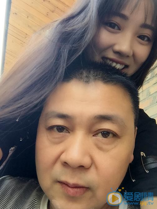 张怡畅与人合照 张怡畅高清写真_张怡畅高清剧照