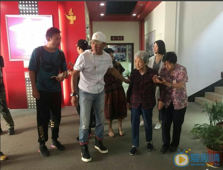 吴京安片场照写真 吴京安高清写真_吴京安高清剧照