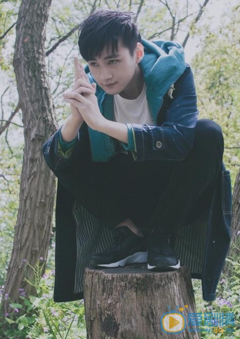封佳奇唯美街拍 封佳奇高清写真_封佳奇高清剧照